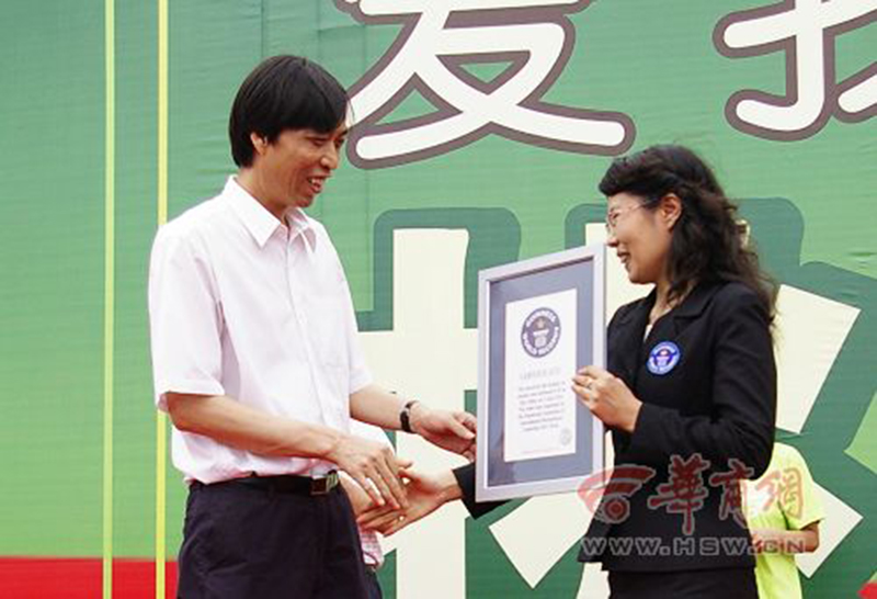 2010年7月4日，王公理同志（左一）在“千车拼图——挑战世 ......
